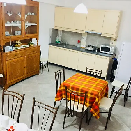 Denis 1930 Traditional Family In Old Town Homemade Breakfast Πανσιόν 4*
