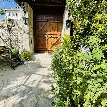 Denis 1930 Traditional Family In Old Town Homemade Breakfast 게스트하우스 Gjirokastër