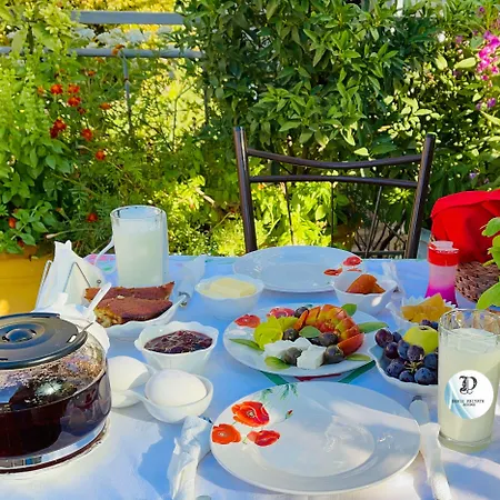 Denis 1930 Traditional Family In Old Town Homemade Breakfast Πανσιόν