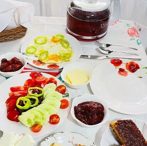 Denis 1930 Traditional Family In Old Town Homemade Breakfast 게스트하우스