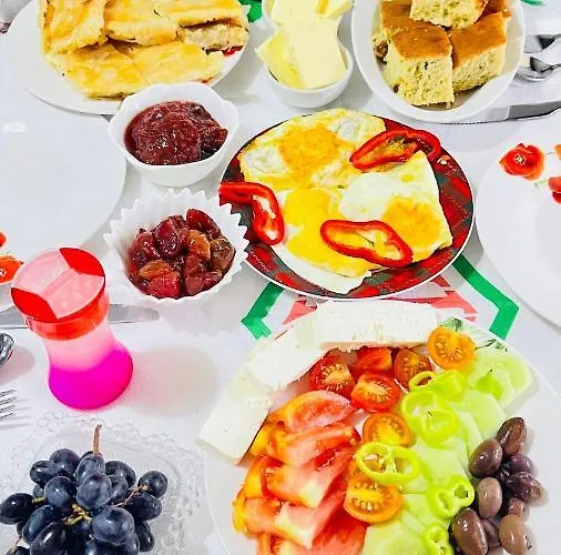 Casa de hóspedes Denis 1930 Traditional Family In Old Town Homemade Breakfast Gjirokastër