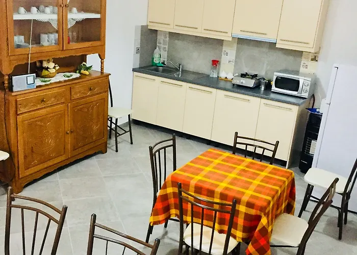 Denis 1930 Traditional Family In Old Town Homemade Breakfast 게스트하우스 4*