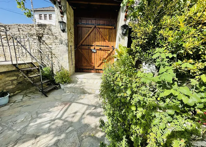 Denis 1930 Traditional Family In Old Town Homemade Breakfast Casa de hóspedes Gjirokastër