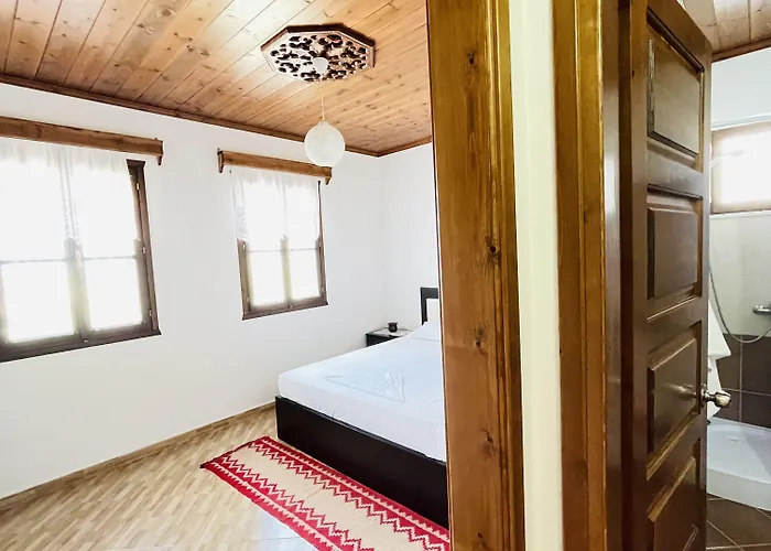 Casa de hóspedes Denis 1930 Traditional Family In Old Town Homemade Breakfast Gjirokastër