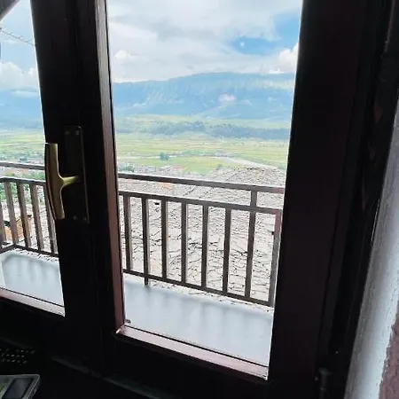 Denis 1930 Traditional Family In Old Town Homemade Breakfast 4*