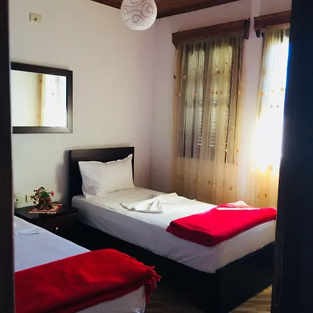 Gasthuis Denis 1930 Traditional Family In Old Town Homemade Breakfast Gjirokastër