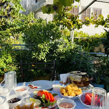Denis 1930 Traditional Family In Old Town Homemade Breakfast 4* Gjirokastër