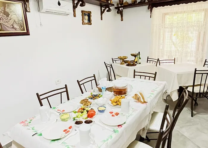 Guest house Denis 1930 Traditional Family In Old Town Homemade Breakfast Gjirokaster